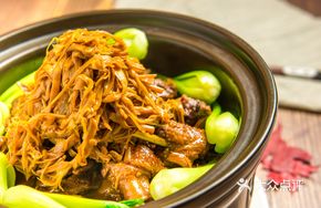 Stewed Goose with Daylily Flowers