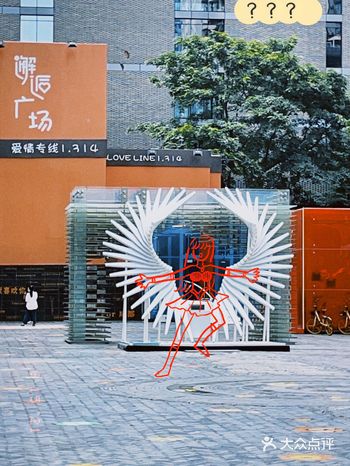 当视线落在地面上时，我被交相呼应的粉色爱心刺痛了双眼