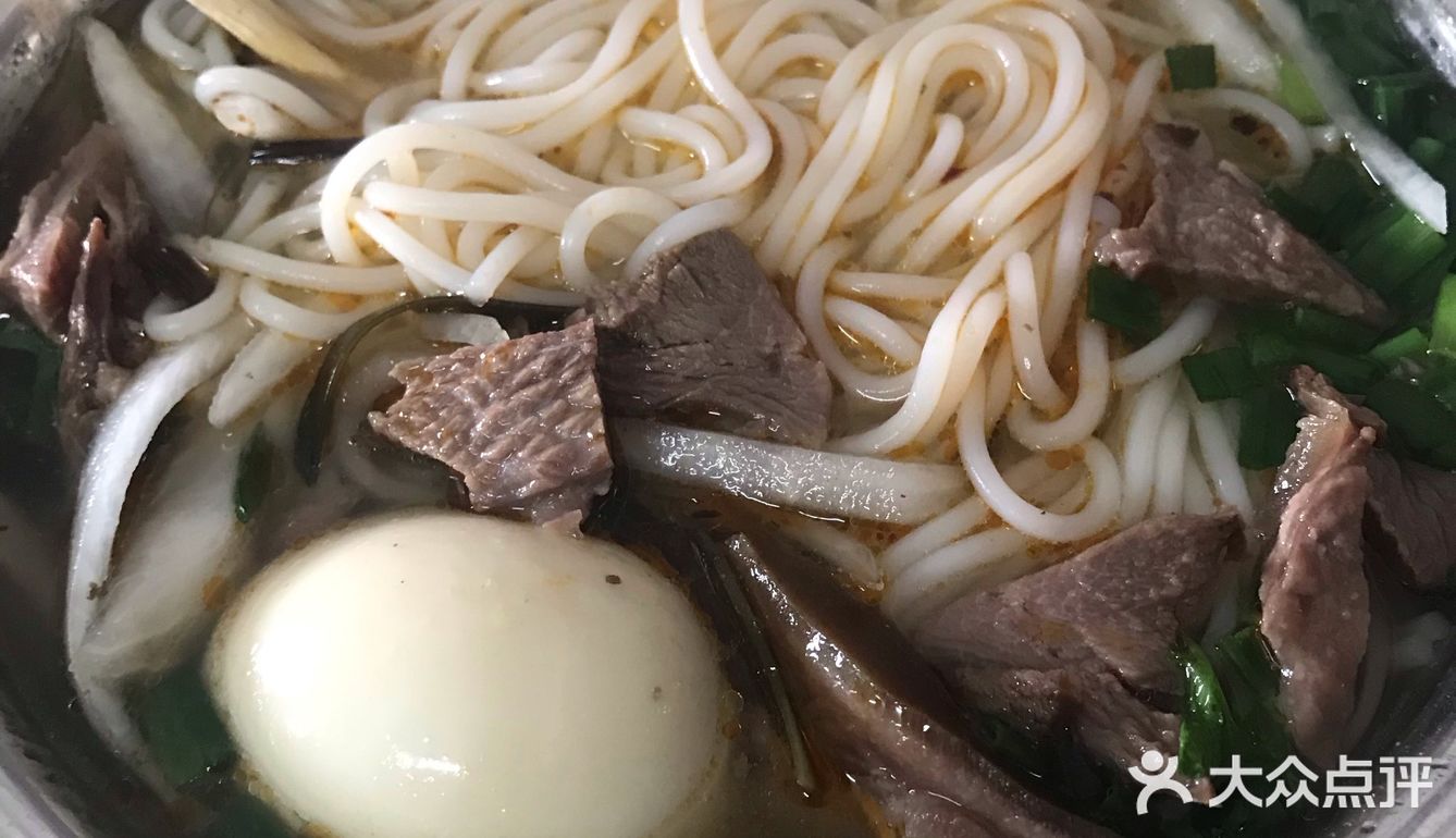 大夏天吃粉真的很需要勇气, 哪怕店里风扇很大到处吹