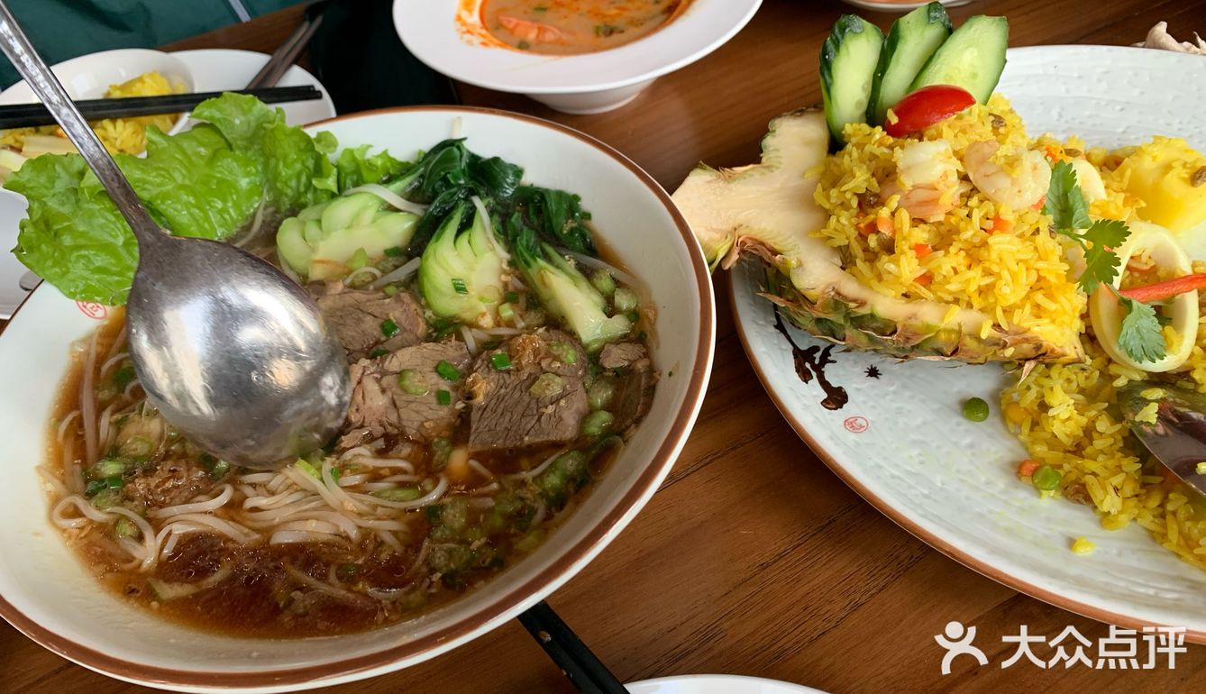 店里的免费柠檬水杯里还有一根胡萝卜