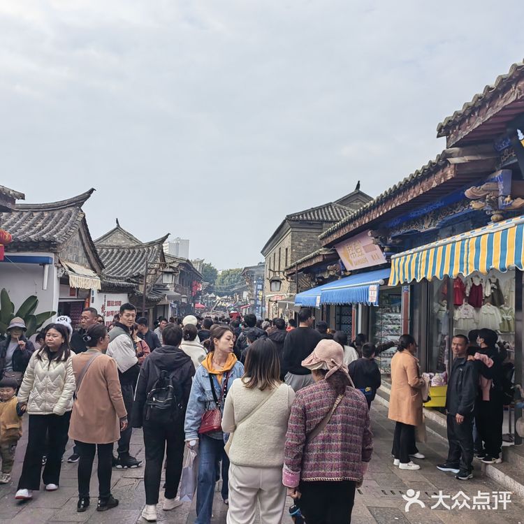 云南本地人推荐，建水烧烤不错…立即安排