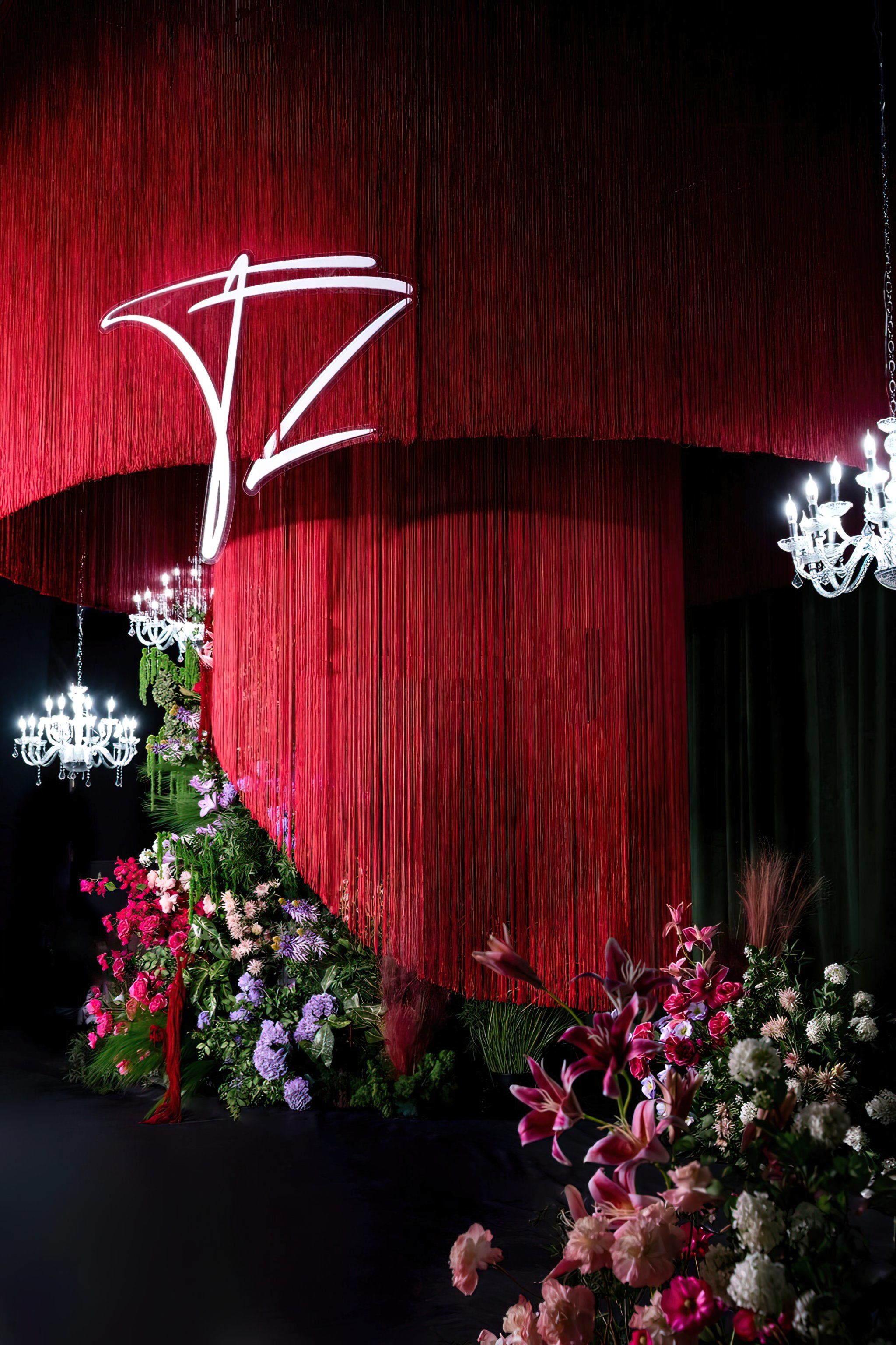 大红色线帘小众婚礼 拿捏时尚💯