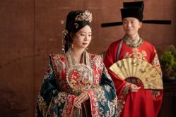 -雪中彩影婚纱摄影·微光艺术中心