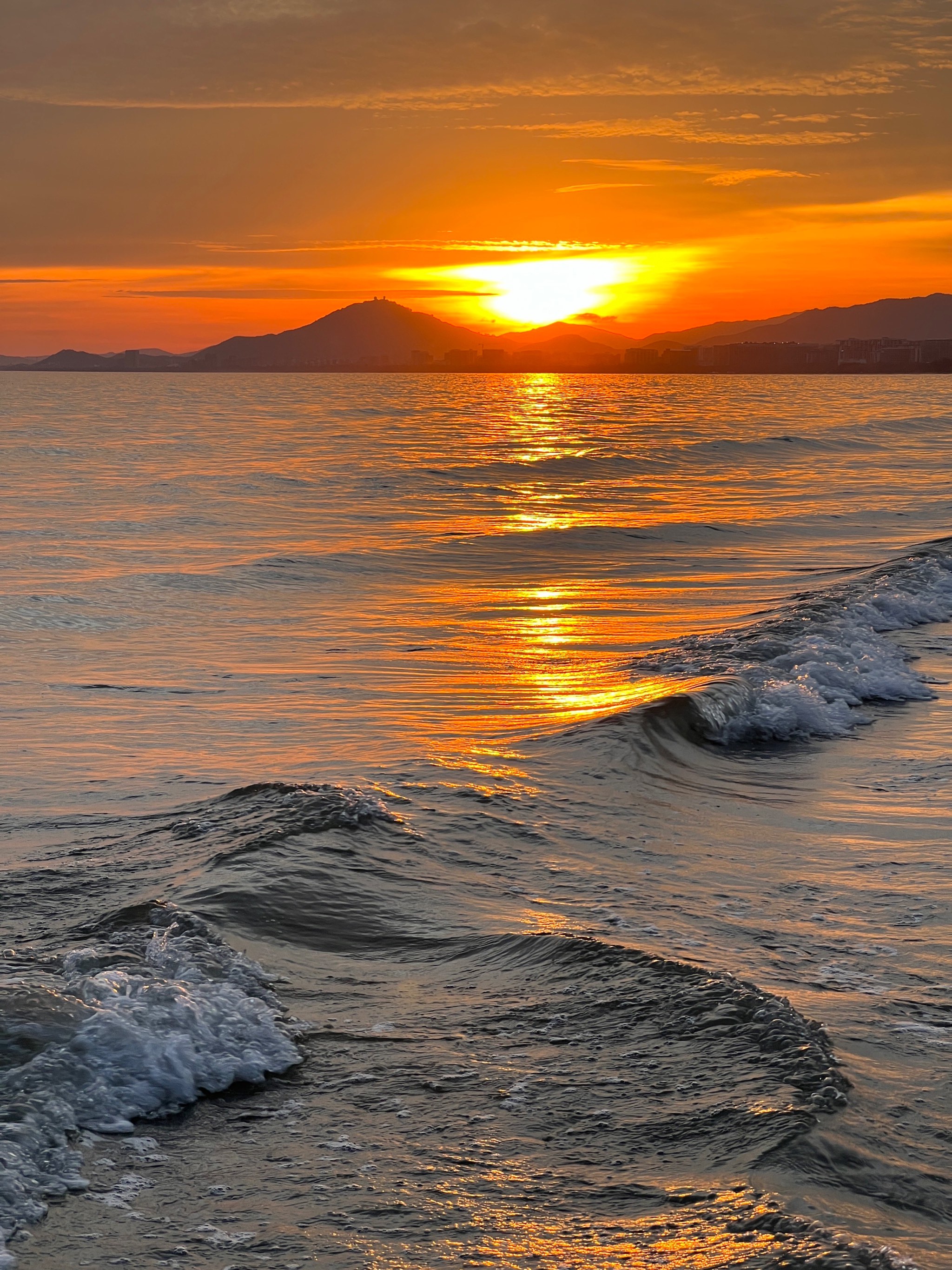 海边夕阳也太美了吧