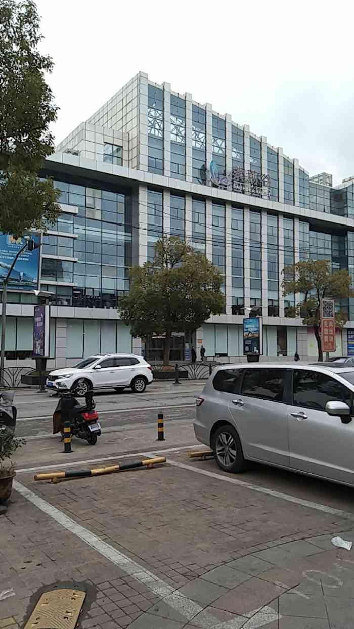 打分 纬地路路口,感觉没什么人气.停车充足,东方国贸对过.
