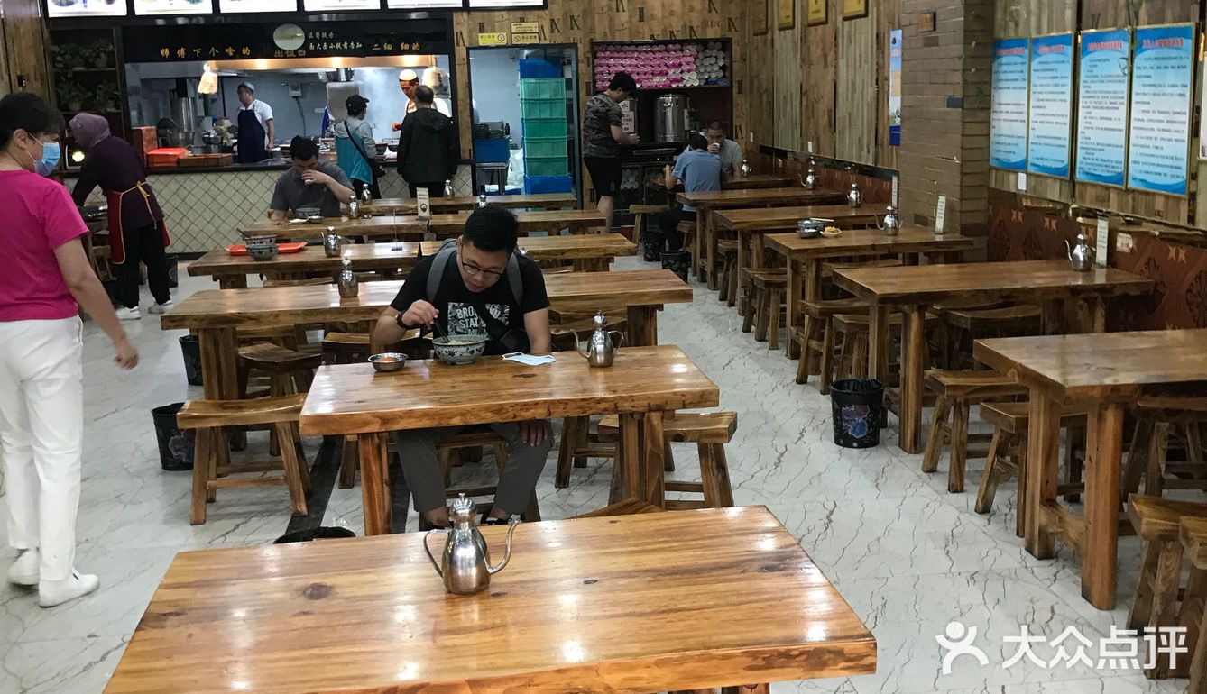 他们自制的油辣子看着通红通红的不是很辣但非常香