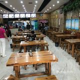 他们自制的油辣子看着通红通红的不是很辣但非常香
