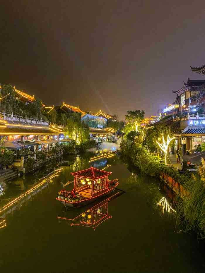 东坡里商业水街-"眉山市东坡区水街,穿越盛世这个地方晚上.