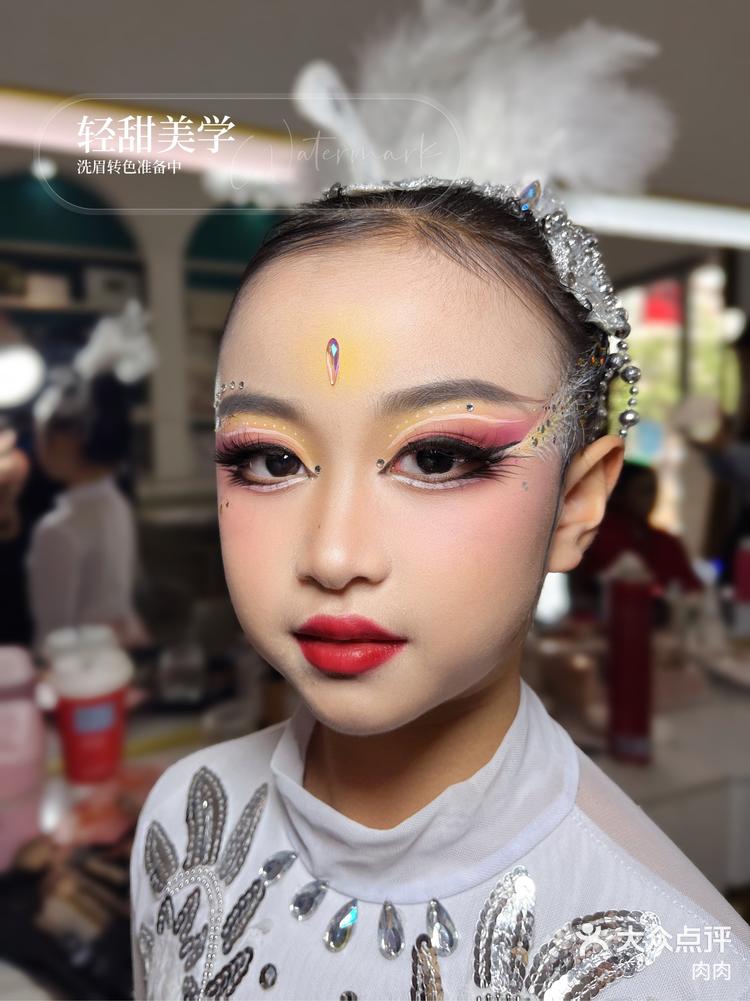 儿童舞台表演孔雀舞妆容造型