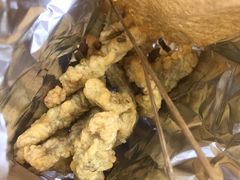 刚出锅的成品酥肉样标-酥大侠川派小吃(太古里店)