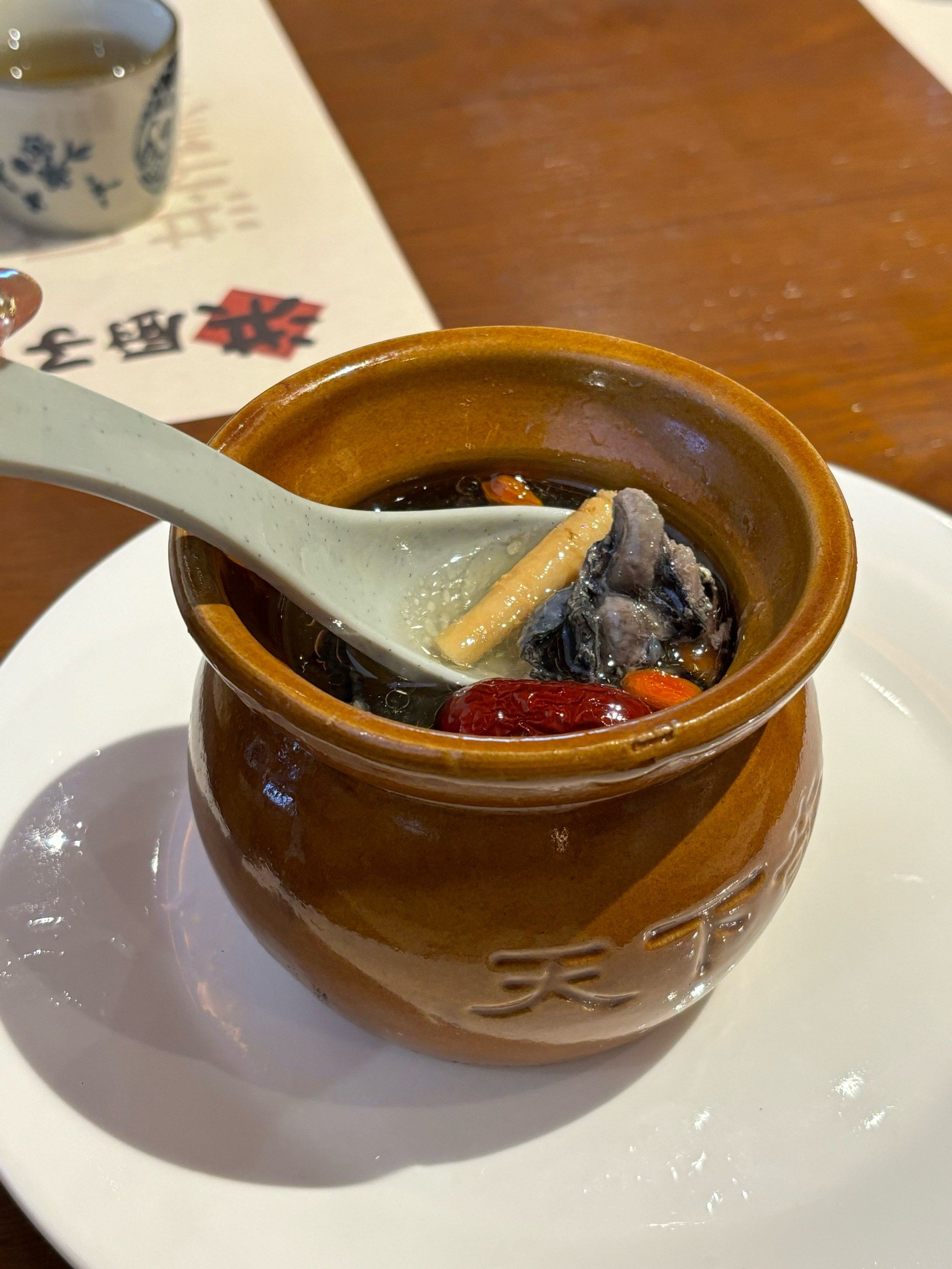 乌鸡瓦罐汤一端上来,香气瞬间弥漫