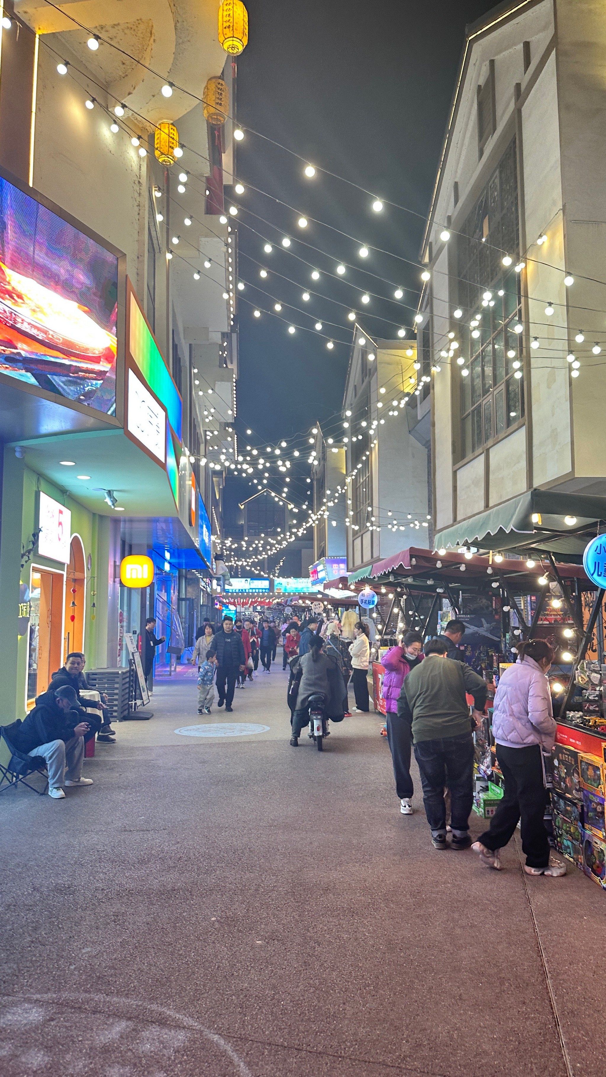 商业街的热闹时光