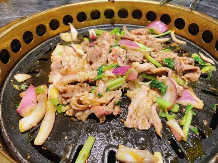 离家很近听朋友说起过但是没在这吃过朋友今儿请吃饭有信来小炉匠烤肉