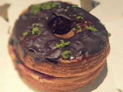 蓝莓巧克力羊角甜甜圈-西点坊(浦东香格里拉店)