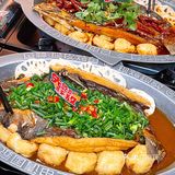 青笋，一定要蘸上烤鱼的汤汁，好吃翻倍 ️脆皮皮土豆
