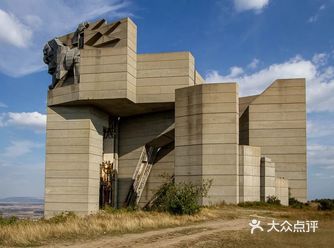 纪念碑上雕刻有保加利亚帝国国王和英雄们的塑像