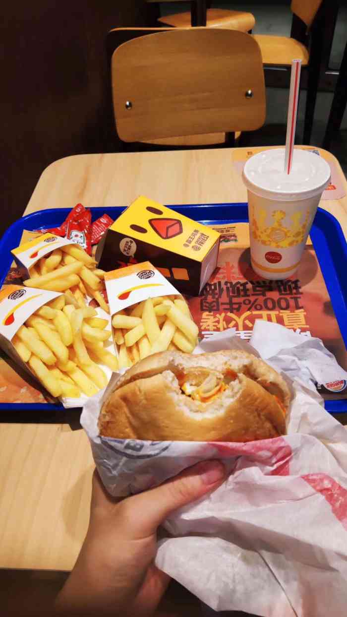 汉堡王(青岛海上嘉年华店)-"点单的时候服务员操作不熟练,去叫了其他