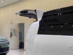 -理想汽车(世纪汇店)