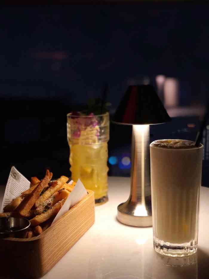 chill lounge-"很意外的发现这家酒吧,在传媒大厦52楼,.