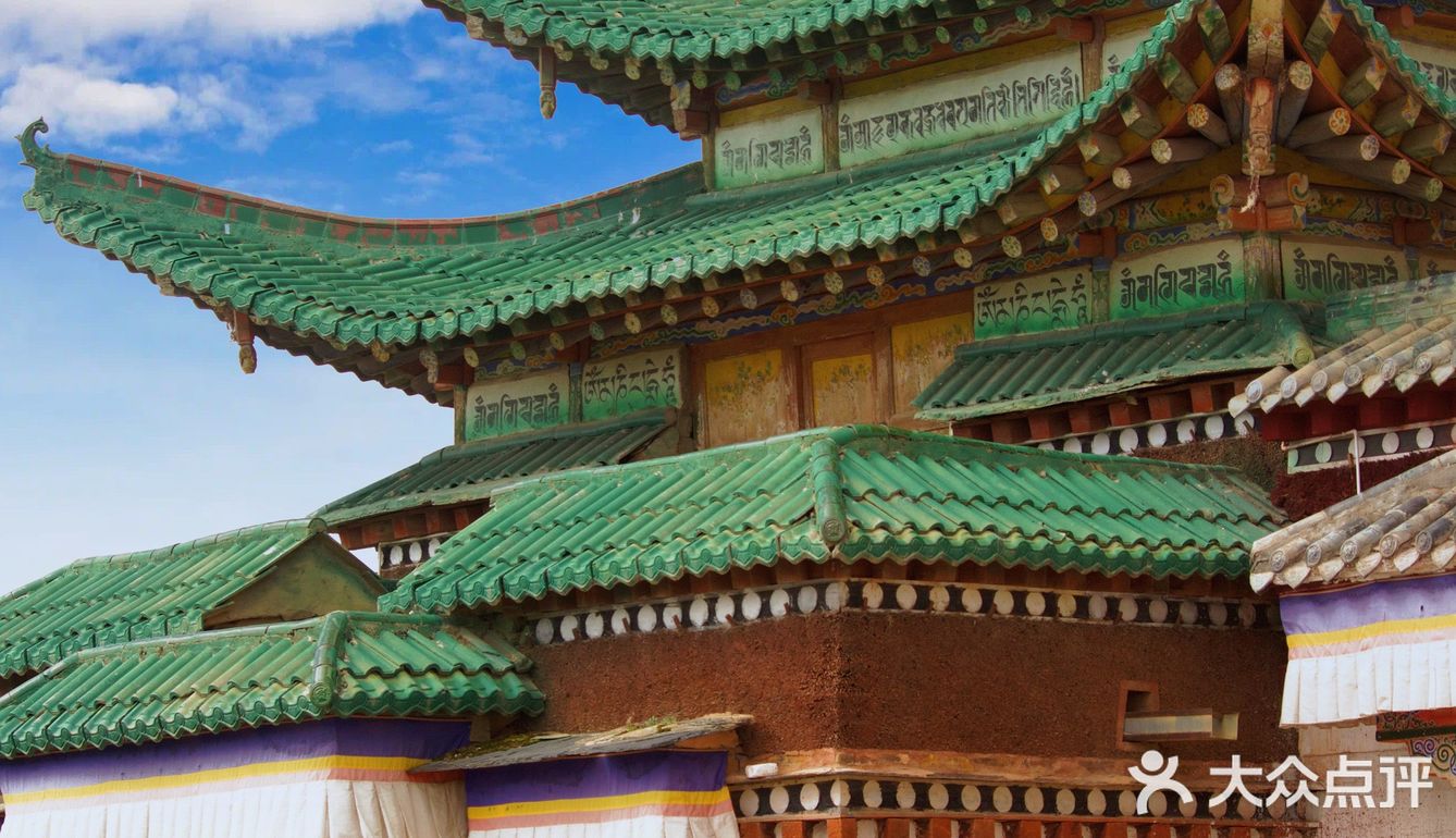 一座高大华丽建筑的寺庙