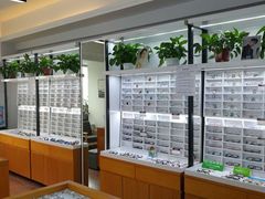 -视野联行眼镜•蔡司•依视路(温江店)