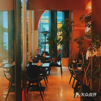 江滩附近很棒的bar 就在外滩里旁边，附近停车也很方