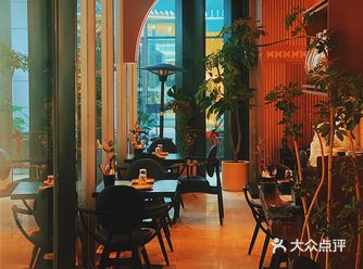 江滩附近很棒的bar 就在外滩里旁边，附近停车也很方