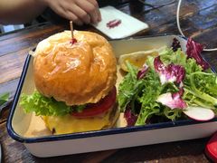 招牌澳洲牛肉汉堡-MIKAKU(万达广场上海宝山店)