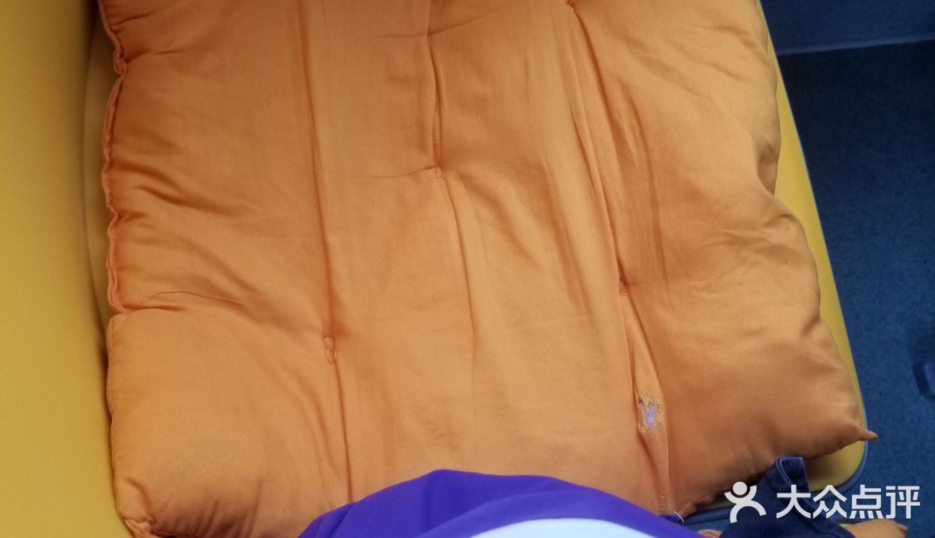 踏上去的一瞬间，惊讶到了，座位加成两排