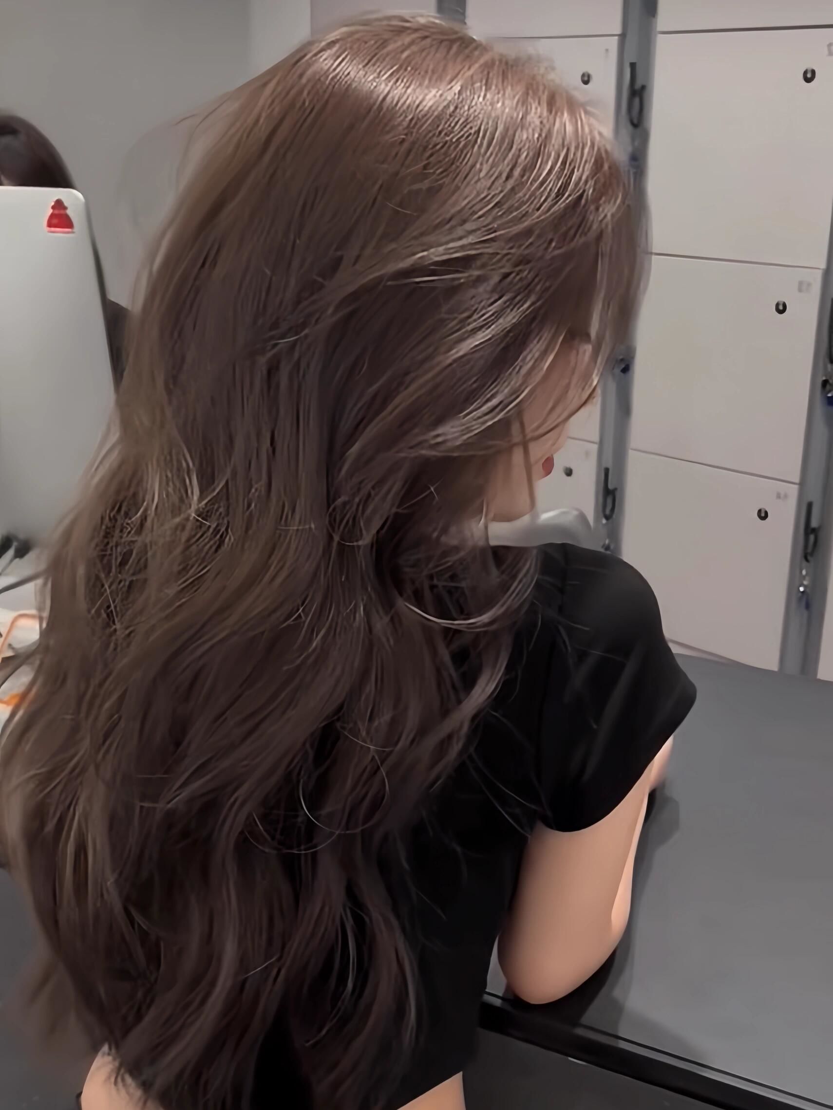 雾感棕色配上浅色系发色,拍照太显肤色了✌️
在阳光的衬托下