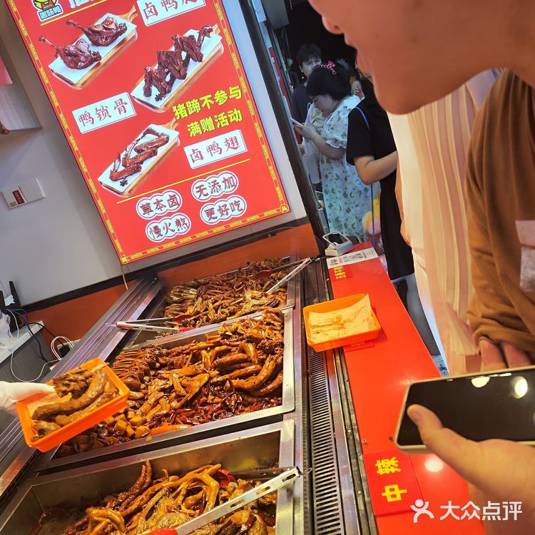 就在步行街，可以免费领一分钱不花[爱吃]