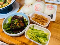 土馒头配大块肉-7017味道工厂(三墩店)