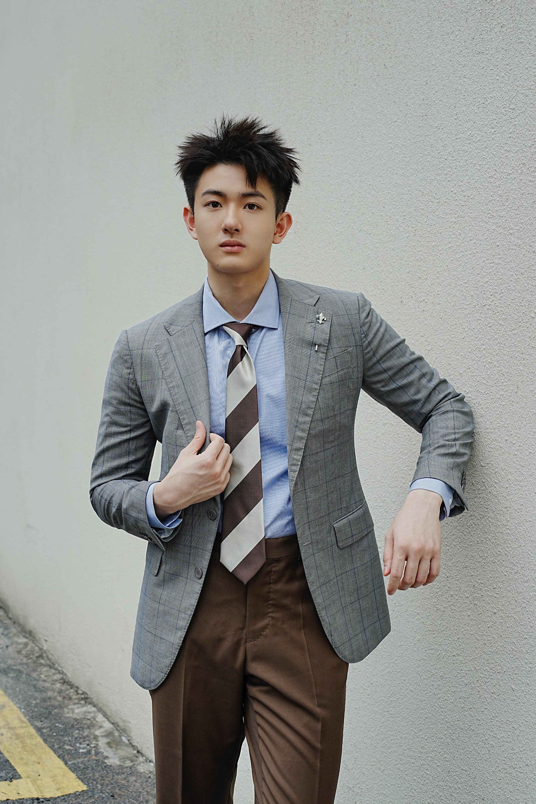 灰调西装的简约魅力