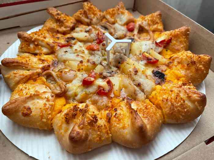 打分 咸蛋黄花轮芝心披萨-海鲜至尊 咸蛋黄好香啊  薯条面了