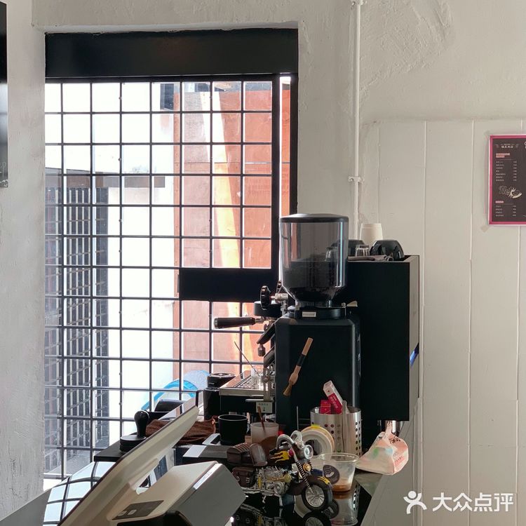 废墟里的超酷机车咖啡店🛺就是开着玩儿