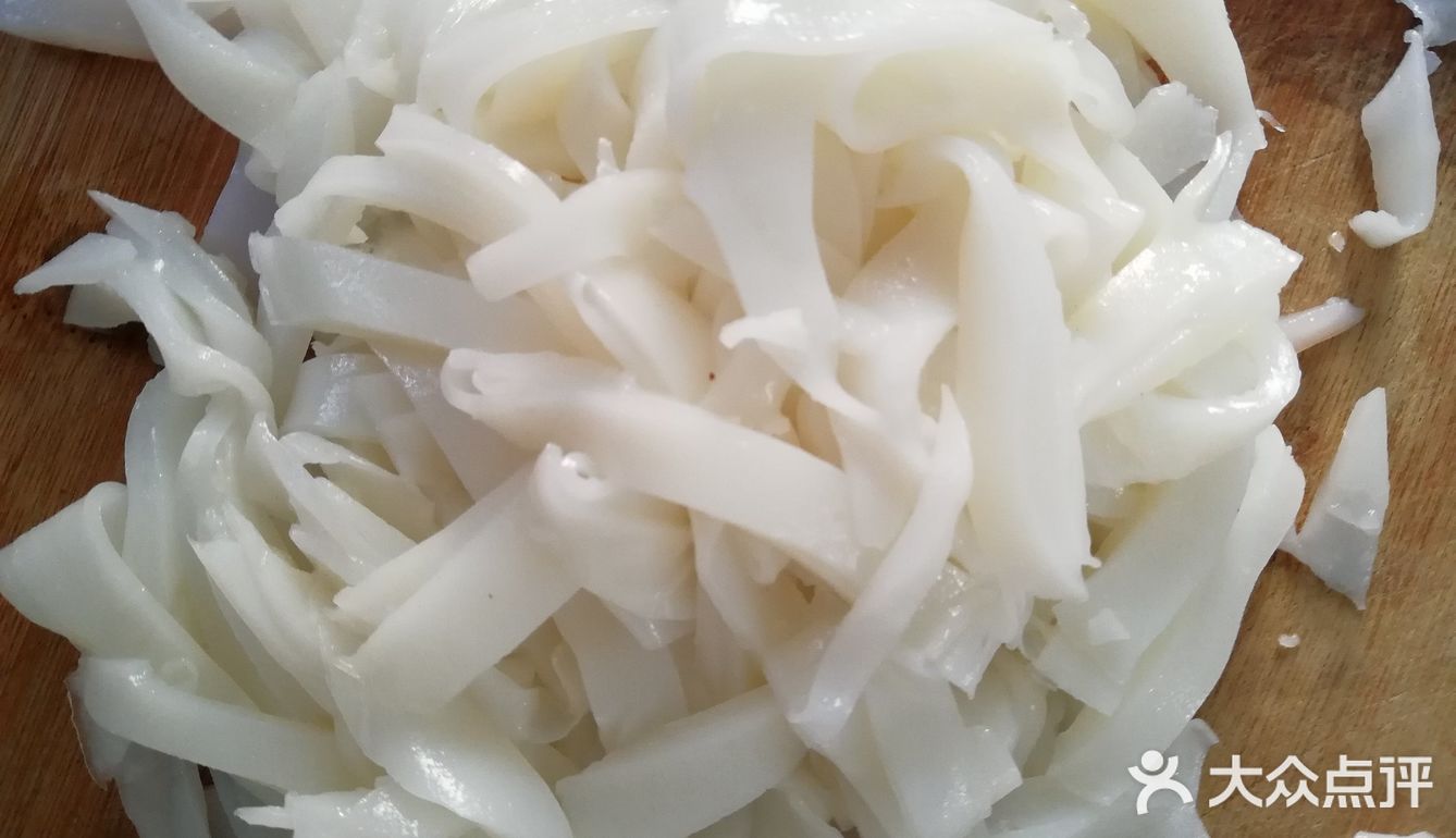 做好了蒸凉皮，都弄好了切点黄瓜丝、面筋，把凉皮拌起来