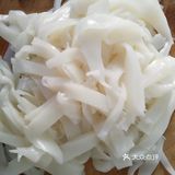 做好了蒸凉皮，都弄好了切点黄瓜丝、面筋，把凉皮拌起来