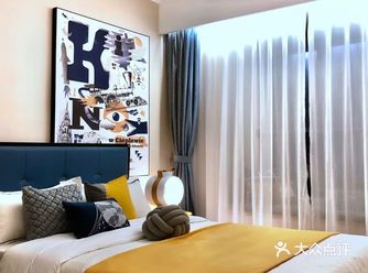 整体空间以中性色的基础，加入偏向稳重的家具软装