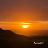 下山的路比较平缓，面朝着荷里路德宫，晓霞掩映湖泊