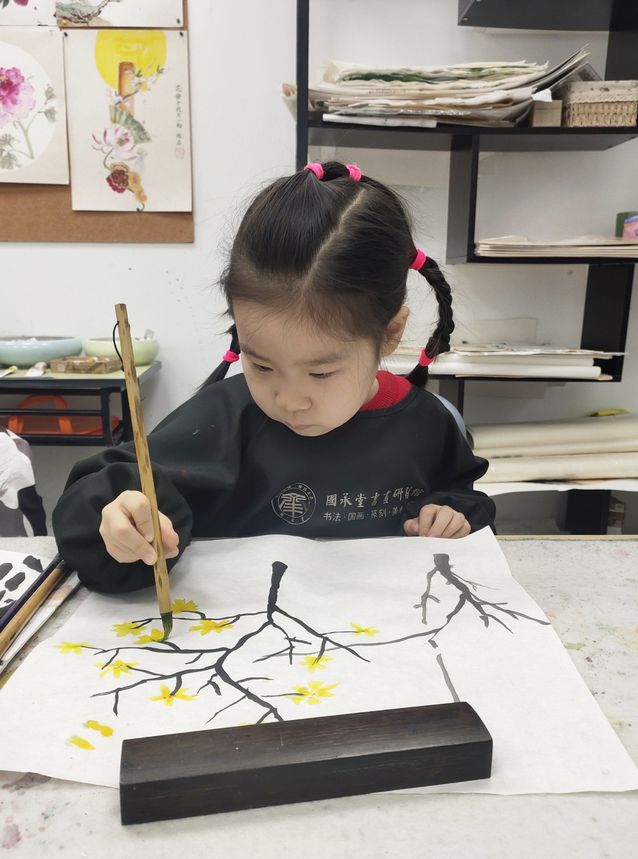 认真画画的小朋友