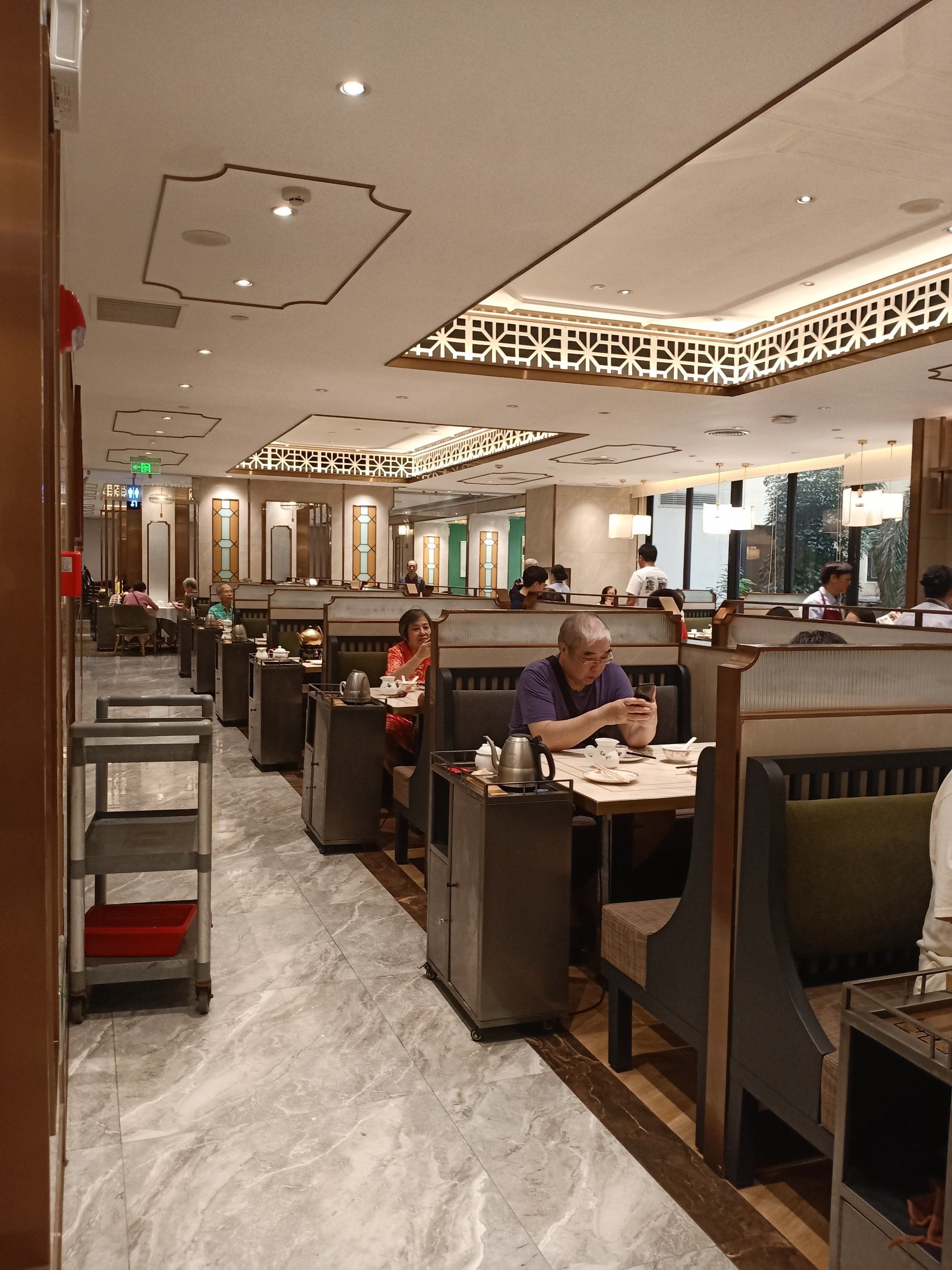 稻香酒家侨光店位于沿江路的侨光大厦二层