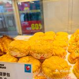 忍不住开始挑选,他们家的黄油年糕和蛋挞都是主打哦