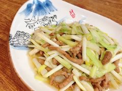 自贡韭黄肉丝-盐与味葱葱鲫鱼•自贡菜江湖菜(春熙店)