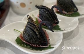Golden Lychee Durian Swan Pastry
