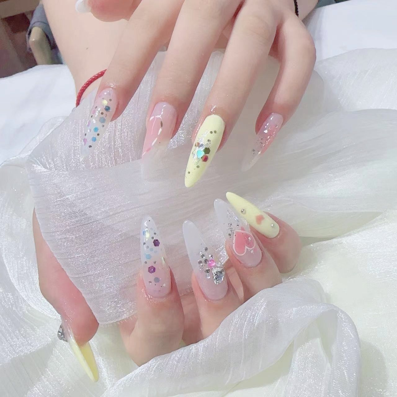 五彩缤纷的奶油色爱心美甲甜美必备