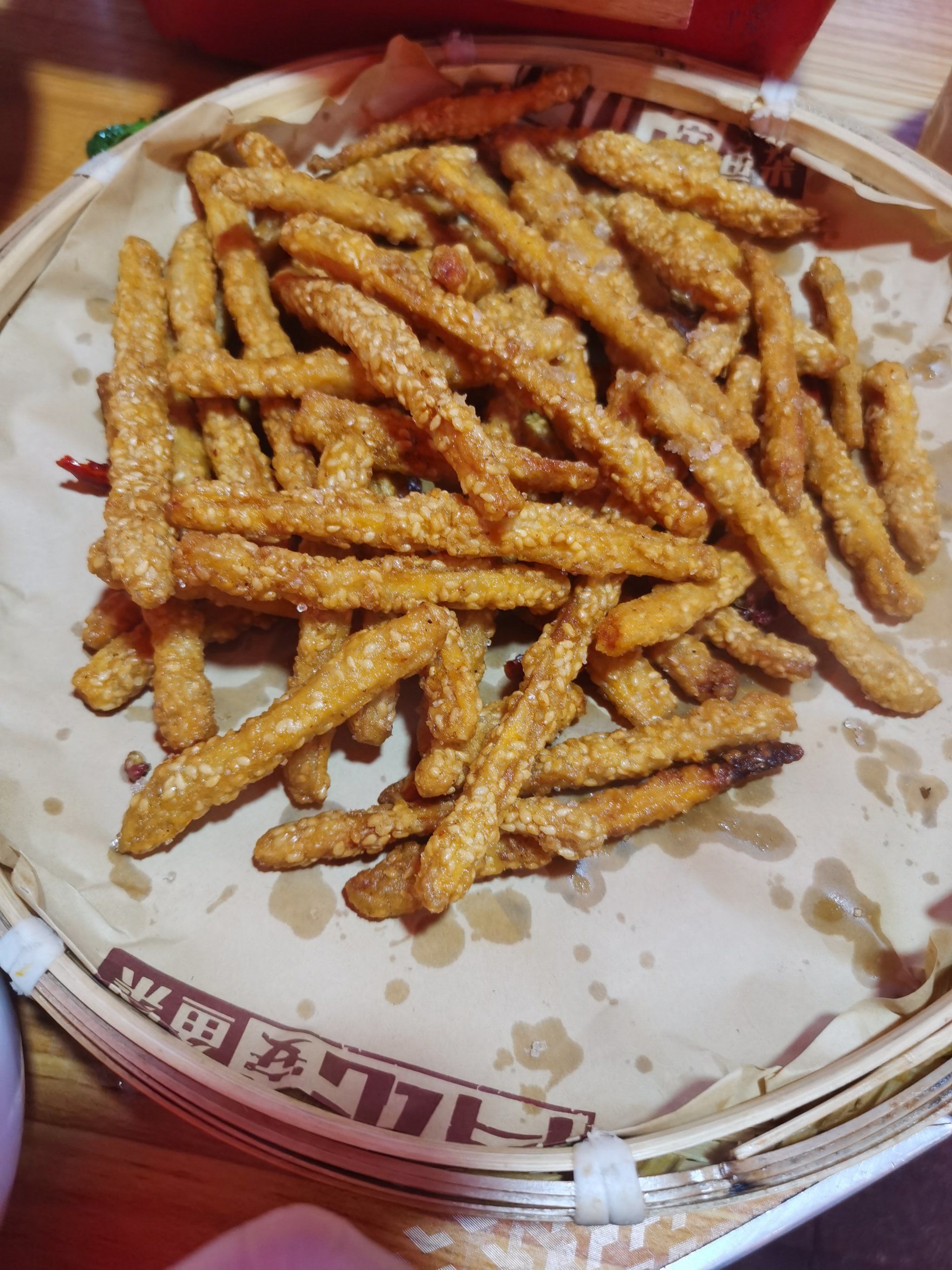 还有炸藕条,上面是芝麻的,咬起来又脆又香.好吃的停不下来.两个
