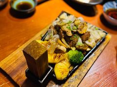 铁板黑椒雪花牛里脊配黄油煎时蔬-鳗鱼家·深夜食堂(军博店)