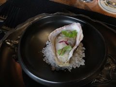 新鲜生蚝搭配柠檬和小洋葱-AZUL by FUEL蓝色·法式酒馆(琶醍店)