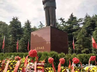 在外围广场就能和毛主席打卡了,毛泽东铜像重3