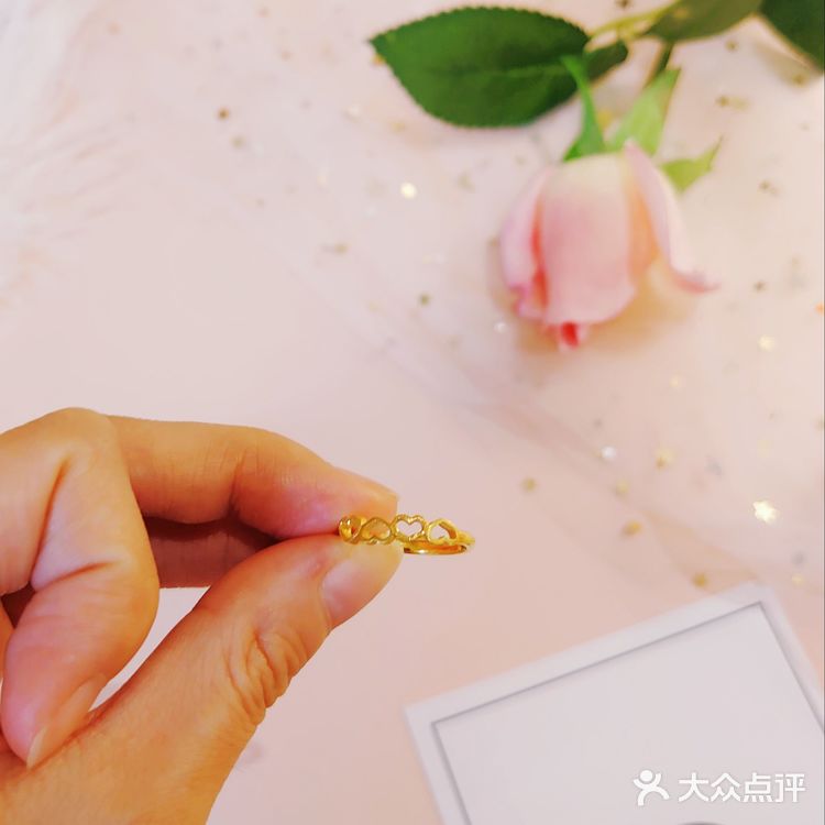 金饰，比如戒指，较其他品牌款式也更时尚
